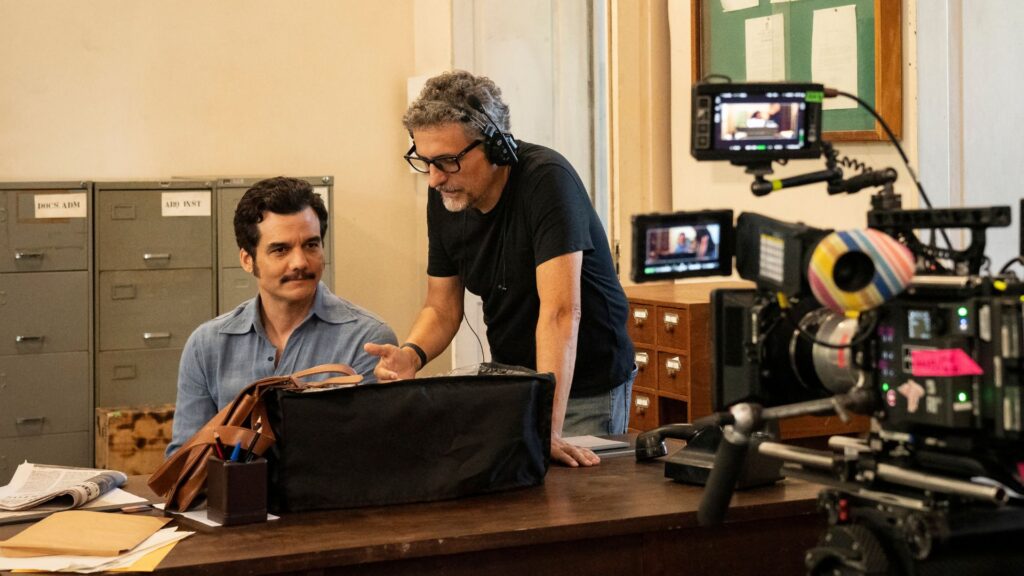 Wagner Moura e Kleber Mendonça Filho nas filmagens de O Agente Secreto (Foto: Divulgação)