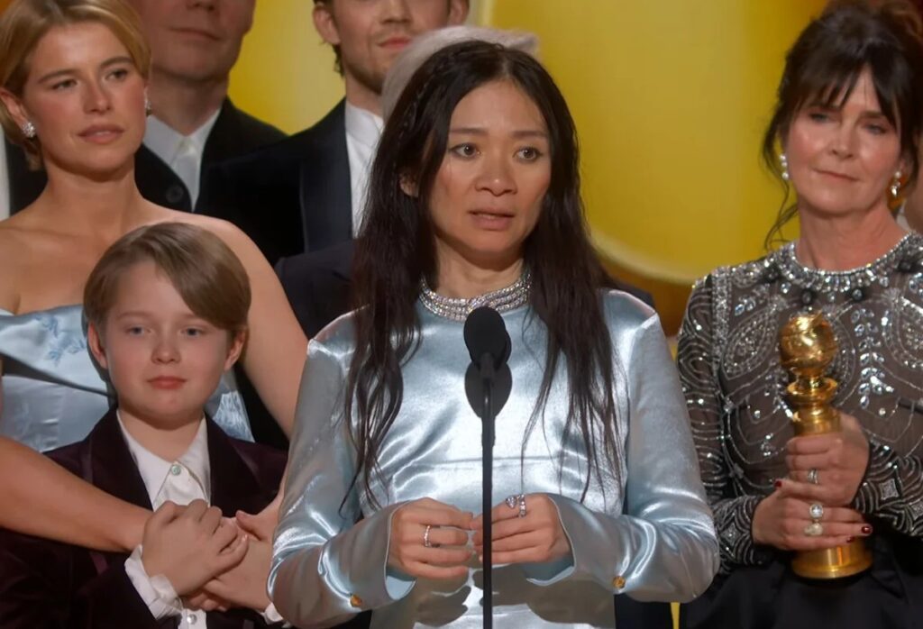Chloé Zhao no palco do Globo de Ouro 2026 após Hamnet: A Vida Antes de Hamlet ser premiado (Foto: Reprodução) 